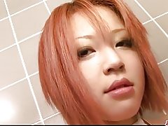 Szűk és busty vöröshajú csaj punci dédelgető a fürdőszobában