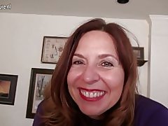 Csintalan amerikai anya játszik magával