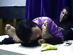 Kínai milf imádja a férfi láb