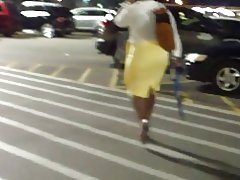 Széles csípő, milf szűk sárga szoknya...