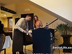 Meztelen lányok nyitott ajtó a szobaszerviz